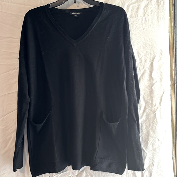 GUC black sweater with front pockets slightly oversized - Picture 2 of 6